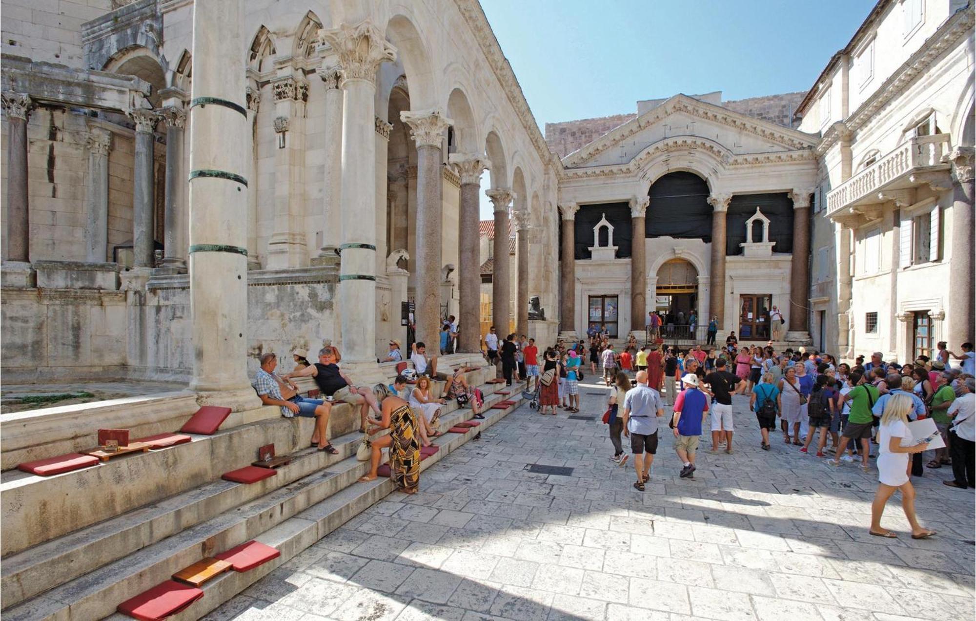 Beautiful Apartment In Split With Kitchen エクステリア 写真