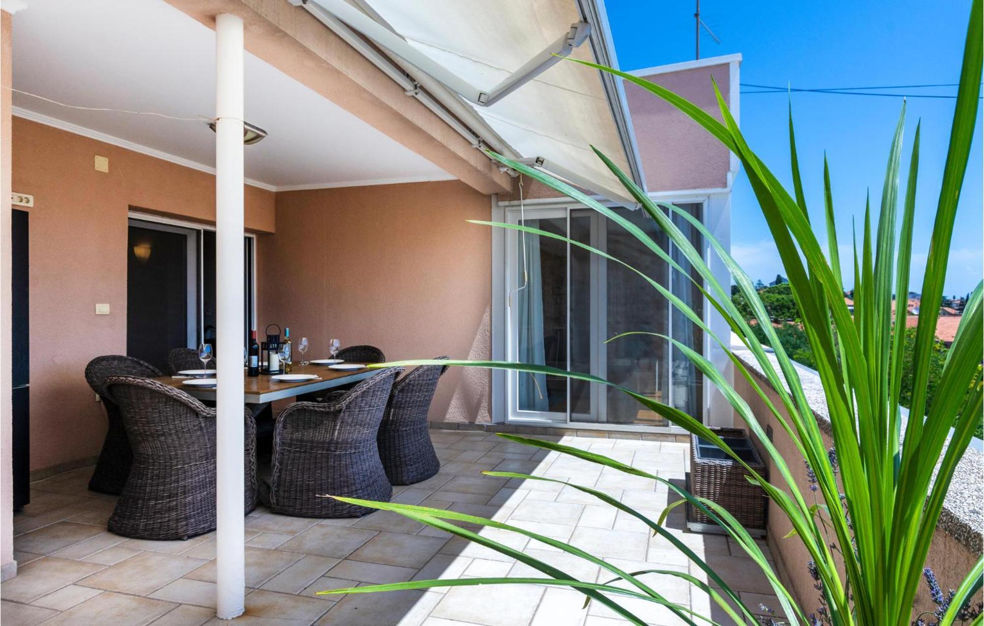 Beautiful Apartment In Split With Kitchen エクステリア 写真